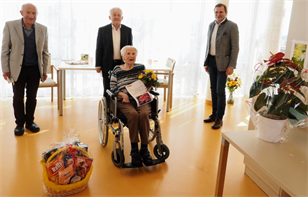 Krenn Paula mit Gratulanten Josef Pühringer, Georg Ecker und Alois Resch