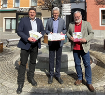 Bürgermeister mit Flyer der Nordic-Walking-Strecke