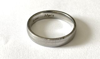 ein silberner Ring mit der Gravur >Maria< innen