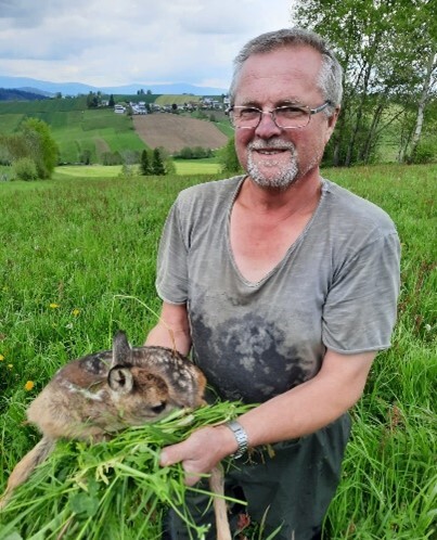 ein Mann mit einem Kaninchen