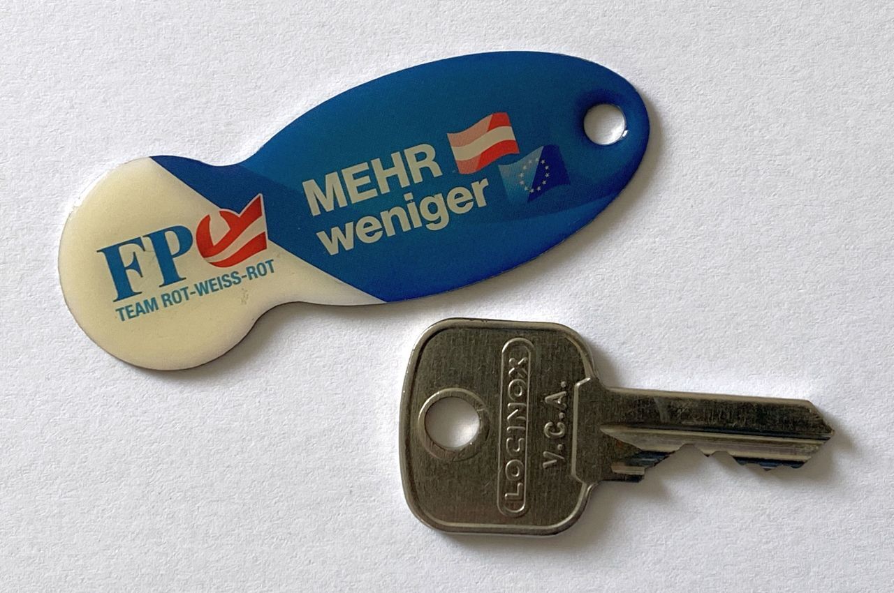 Schlüssel und FPÖ-Anhänger